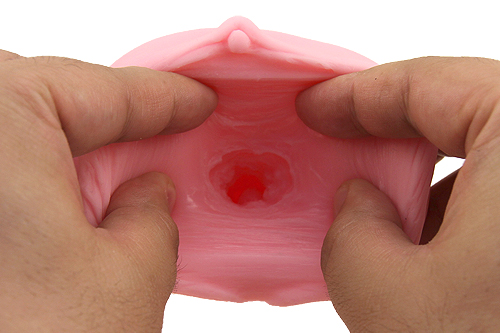 穴は絡み付きを向上させるやや狭さを感じる大きさ。