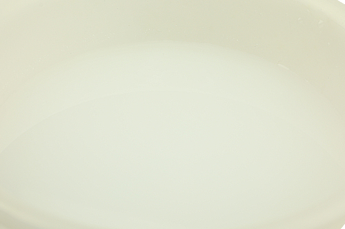 お風呂のお湯（約200L）に本品1袋を入れて、よくかき混ぜてから入浴してください。お湯に混ぜると乳白色に変わります。