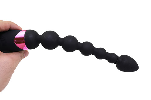 挿入部の素材はシリコンを使用。持つと自重で若干先端が垂れるほどの素材硬度。ただ、内部にモーターや部品などが埋まっているようで、指で握ってもほとんど押し潰れることはなかったです。そのため、挿入時は硬く感じると思います。