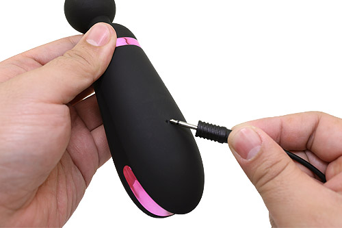 専用充電器のジャックを本体に差します。